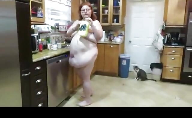 Video solicitado Gran mamá gorda milf limpia la cocina con su esponja mientras habla desagradable con ella