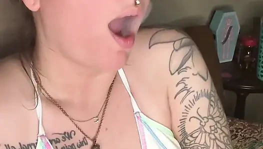 Chery Trees bikini içinde sigara içiyor