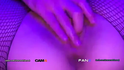 Крошка сочится из сок из киски крупным планом в сцене в видео от первого лица