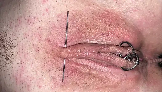 Lara обожает иголки