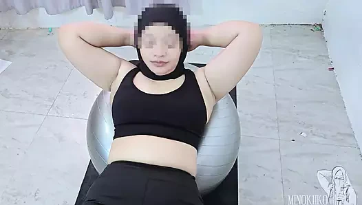 Heißes hijab-mädchen zeigt ihren dicken arsch und bekam spermadusche von Personal Trainer - Minokiiko