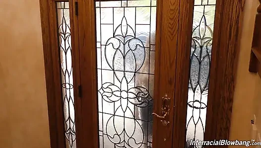 Cherie DeVille делает минет группе черных мужиков