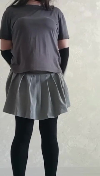 femboy com saia mostra seu pau