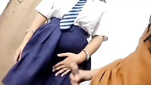 Öğretmen Kız Öğrenciyi Geçme Karşılığında Sikiyor.