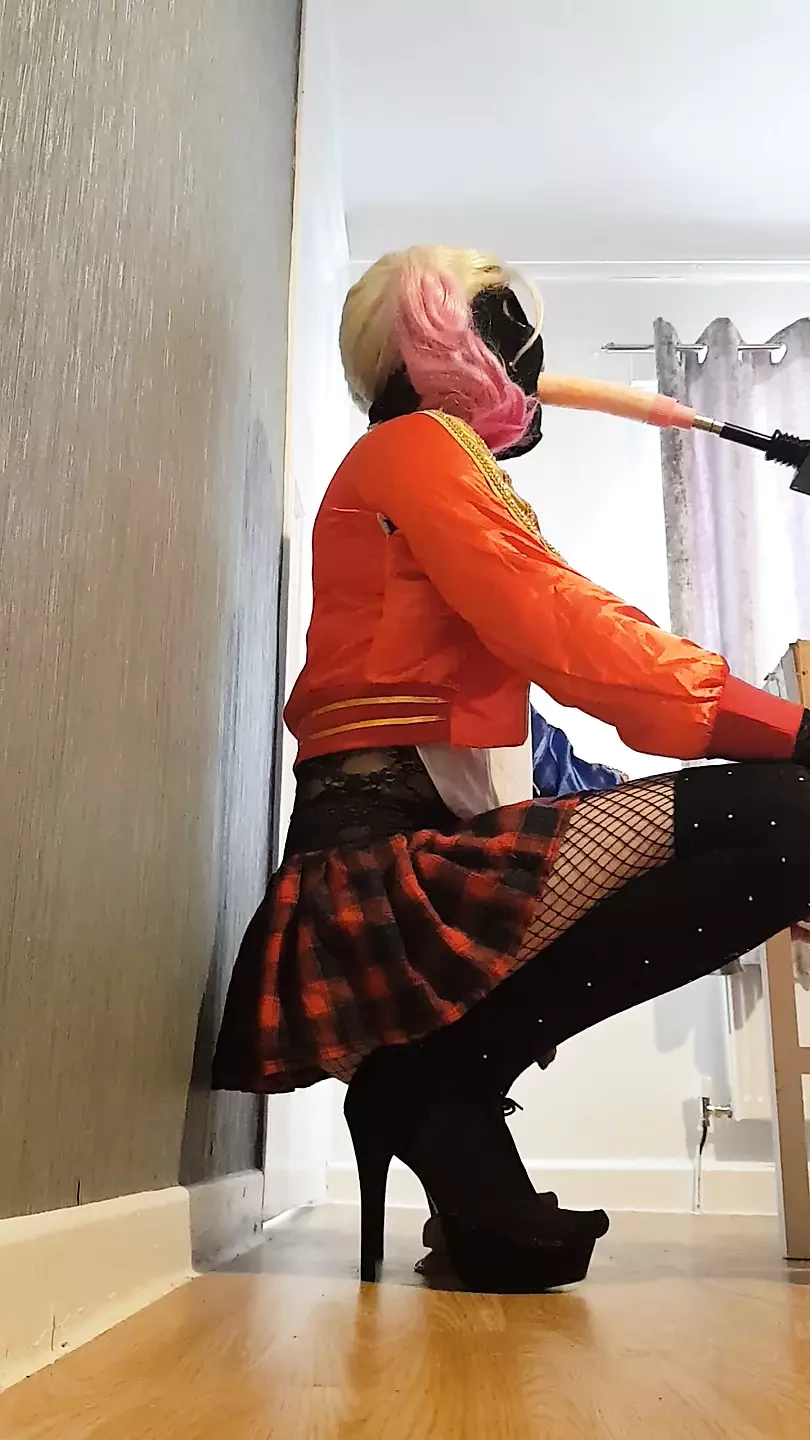Μηχανή γαμήσι μαθήτριας Harley Quinn