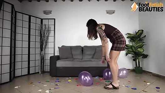 Rahatsız edici hatun balonları yere patlatmak için güzel ayaklarını eziyor