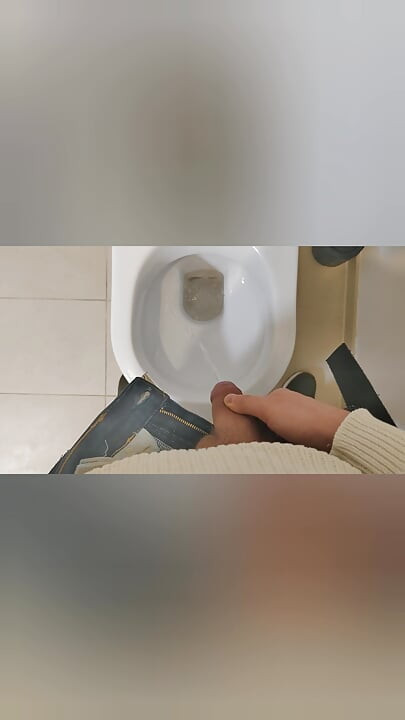Mladi mršavi bijeli dečko u mješavini pišanja