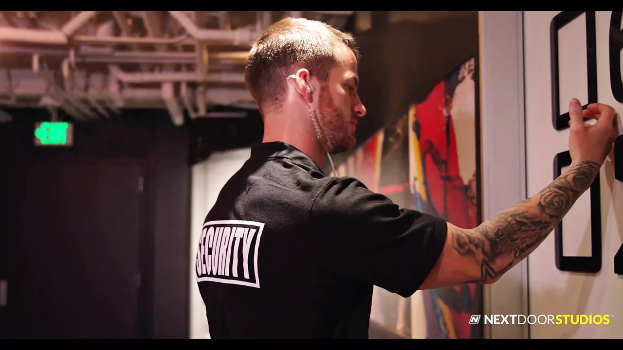 Nextdoorbuddies - 被朋友勾引的异性恋保安