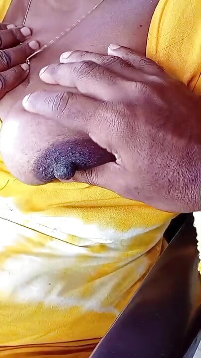 Minha esposa mijando e peitos grandes