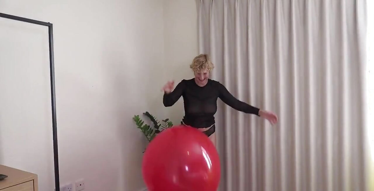 Vrei să mă vezi jucându-mă cu un balon de cauciuc uriaș - ce distracție am avut, țâțe sărind Până când totul a mers Bang