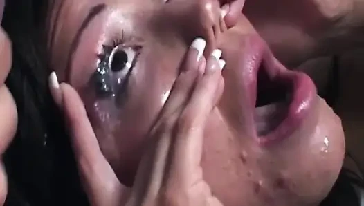 Esmer orta yaşlı seksi kadın birden fazla büyük yarakla dölleniyor