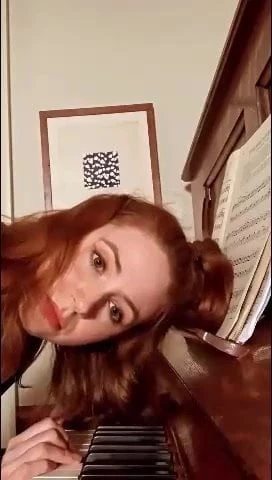 Karen Gillan bermain piano