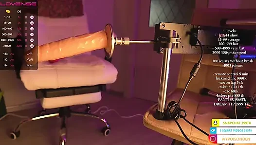 Aku membungkuk dan langsung menyemprot orgasme squirt di lantai! fuckmachine mengentot memekku