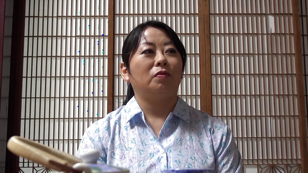 A194F02 乡下过着朴素生活的熟女，忍受不了日常的欲求不满而出演AV。在首次拍摄中她展露淫荡的性爱，沉浸在快感之中！