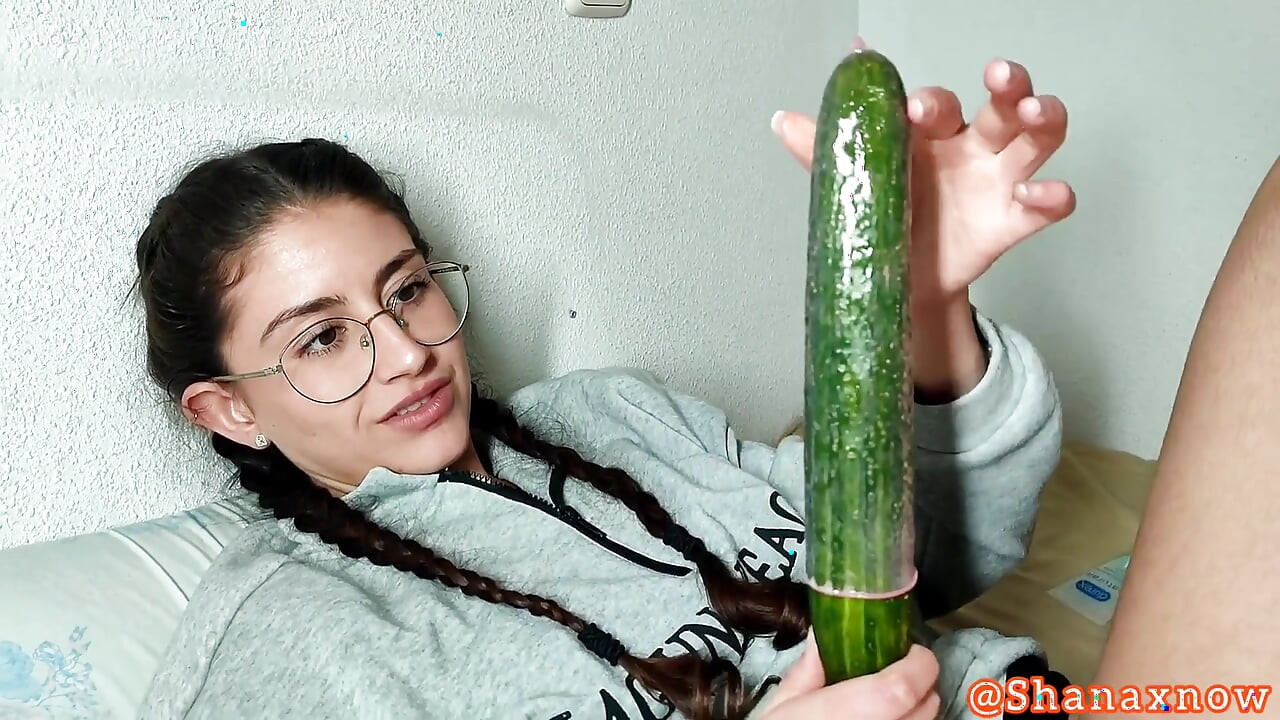 Only Miembros con pepino masturbándose