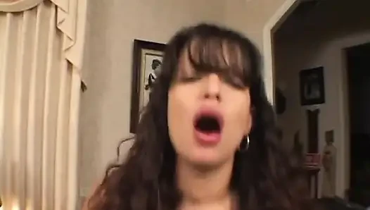 Cewek semok latina dengan toket besar ini merobek gaun merahnya dan dientot habis-habisan di kamar hotel