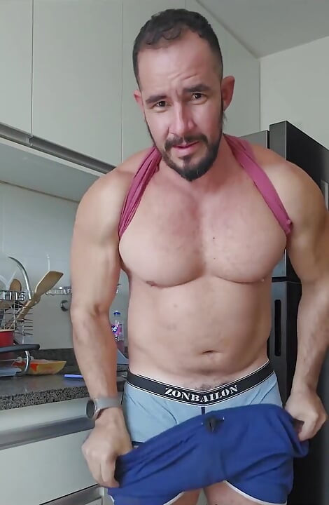 Olha como ele fica grosso usando esse anel de pau