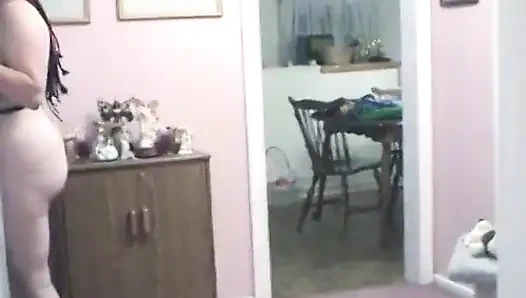 Грудастая татуированная толстушка скачет на члене, затем обкончали