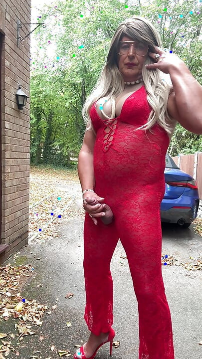 Seksi transvestit kellycd2022 u seksi crvenom kombinezonu i štiklama