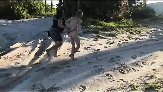 Policjantka rozbiera się do naga na publicznej plaży - enm cfnm