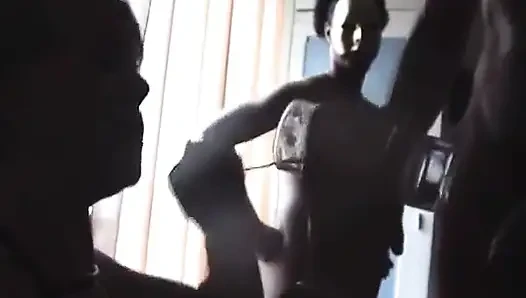 Wanita semok ngentot gangbang amatir hot di ranjang