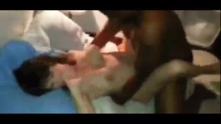 Blanke vrouw ervaart een overweldigend orgasme met een zwarte stier