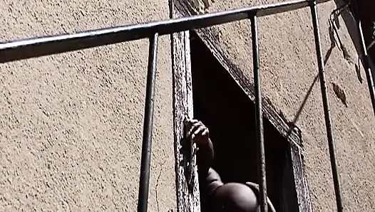 Татуированную французскую шлюшку трахнули на шоу на улице