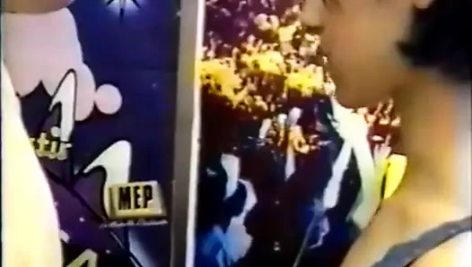 Bir göletin kenarına bir yürüyüşçü yerleştiriyor ve sonunda onu sikiyor!