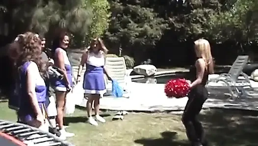 Tıknaz ponpon kızların kamera arkasının tadını çıkarın