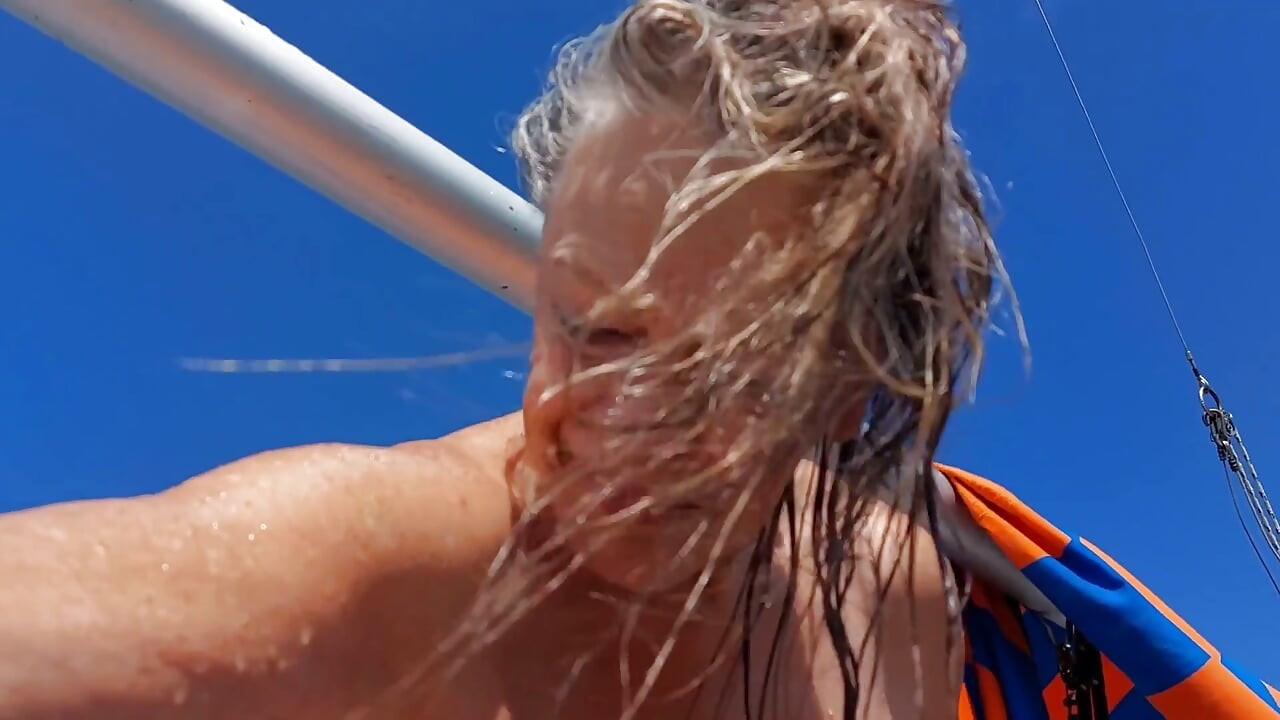 ¡mujer Madura Completamente Desnuda En Un Barco De Vela!