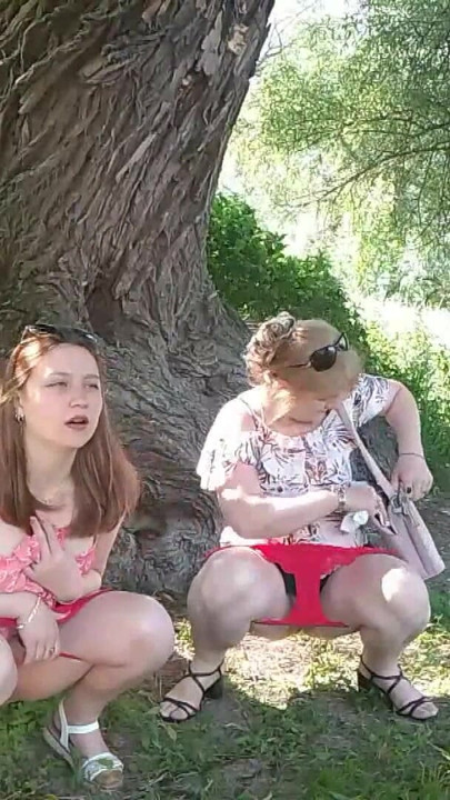 İki kadın kız ve olgun orta yaşlı seksi kadın herkesin içinde yol kenarında işeyen kırmızı külot çıkardı açık havada çiş lezbiyenler öpüşüyor | Klip 1
