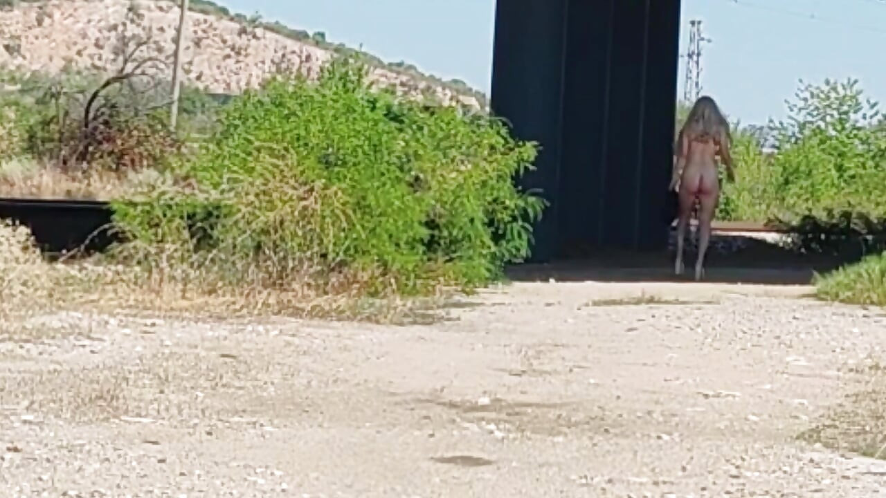 Sclavul Tih își arată păsărica și sânii sub pod