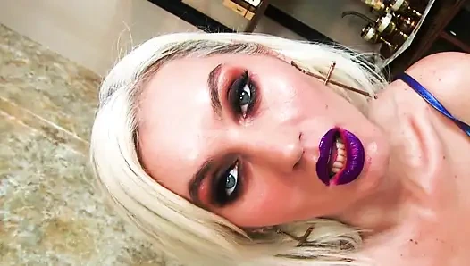 Indoktrinasi kultus goon dengan bikini ungu