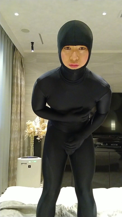 A pervert wrapped in full-body tights masturbates and takes off his mask when he feels good | Clip 1
