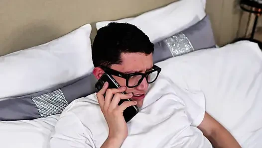 Brunette memek merah muda yang indah memberiku perawatan yang intens dan menghilangkan kontol besarku