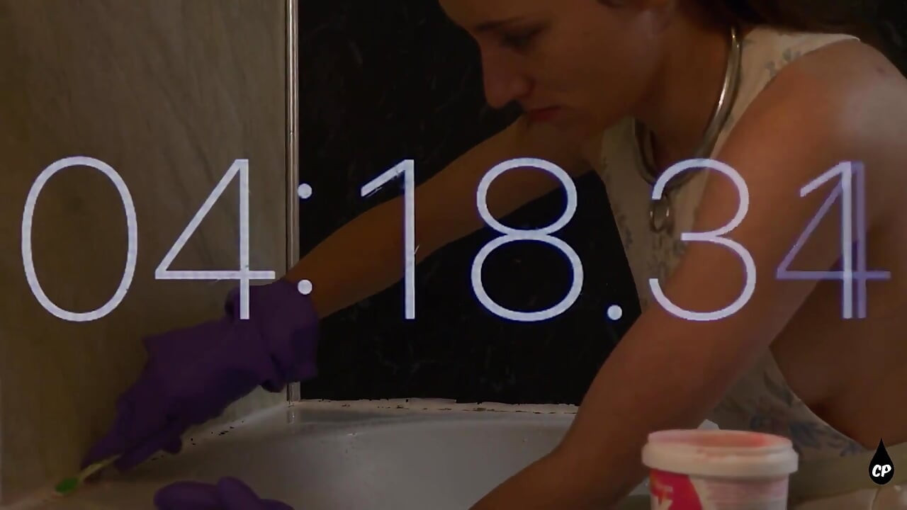 Mucama limpiando contra el reloj o si le espera una paliza