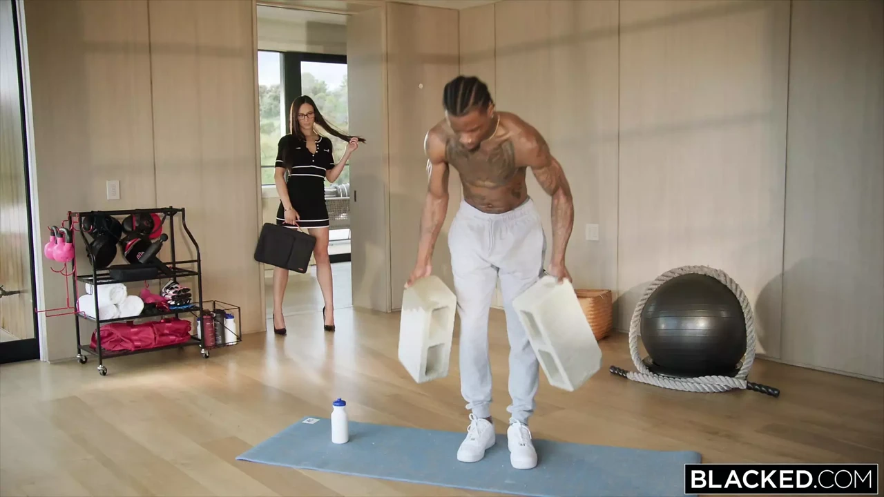 涂黑的妻子莎拉偷偷在一个秘密的大黑鸡巴锻炼