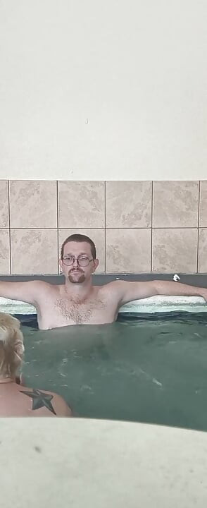 Gordinha princesa chupando seu pau debaixo d'água com seu padrasto safado