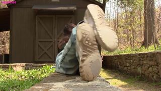 Stacy, gut getragene Reebok Sneakers, alleiniges Schuhspiel, volles Video