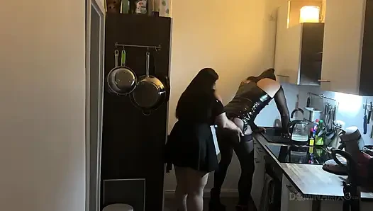 Mutfakta yumruk sokma çılgınlığı - olgun sürtükler geniş genişliyor