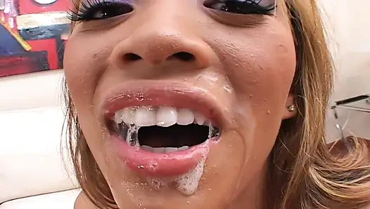 Blonde milf würgt an einem riesigen schwanz und reitet es dann zum mund abspritzen