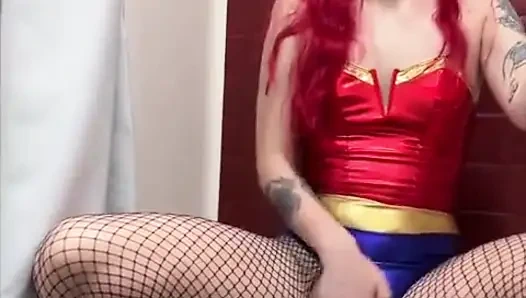 Чудо-женщина писает и испытывает оргазм