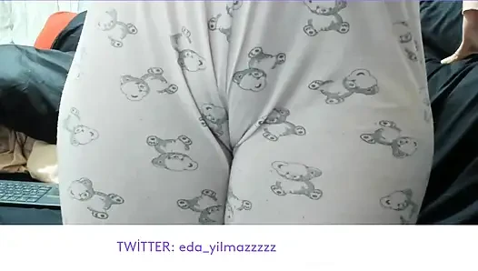 CAMELTOE- MEMEK BENGKAK- MENGGOSOK MEMEK DENGAN PIYAMA
