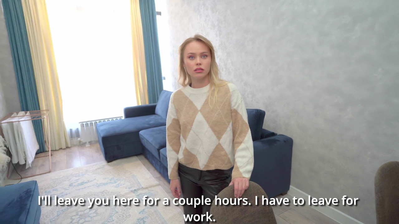 新来的女仆做不好，所以她不得不操她的小穴并在嘴里射精