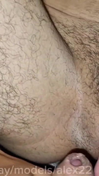 “继父发现了我的Faphouse，我不得不在没有避孕套的情况下给自己精子！