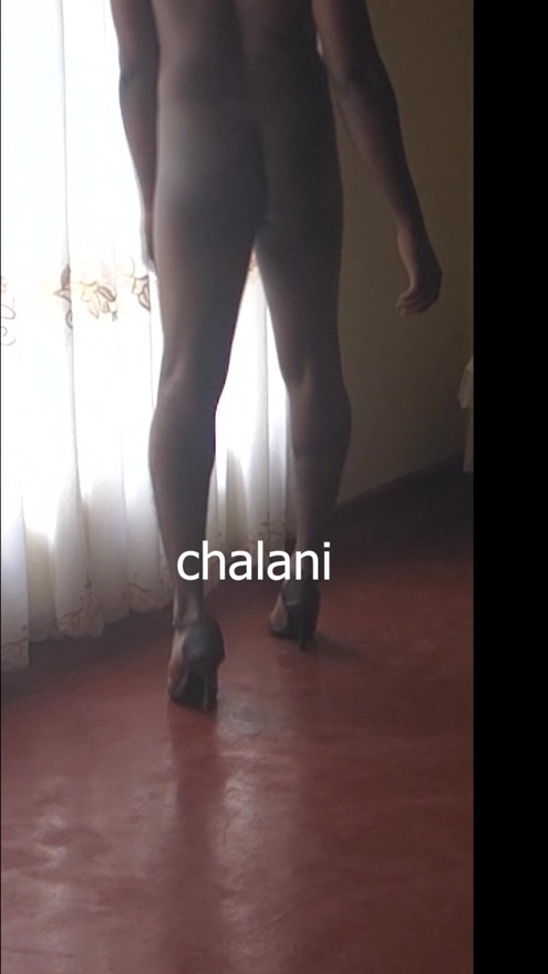 Gola chalani u visokim štiklama
