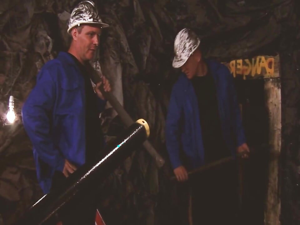 Golden MILFs - Escena 2_busty Morena Latina Obtiene Doble Penetración En Un Trío En La Mina