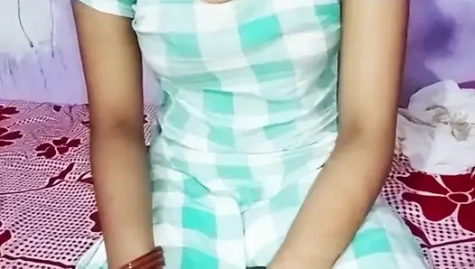 Sevimli Hintli desi yenge net Hintçe ses kaydıyla üvey kız kardeşinin önünde derver ve sert sikişiyor