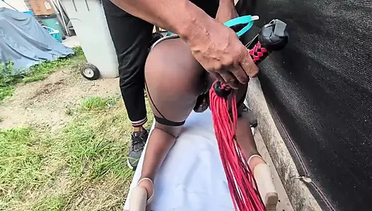 İtaatkar Siyah Saçlı Için Dayak Ve Baskın