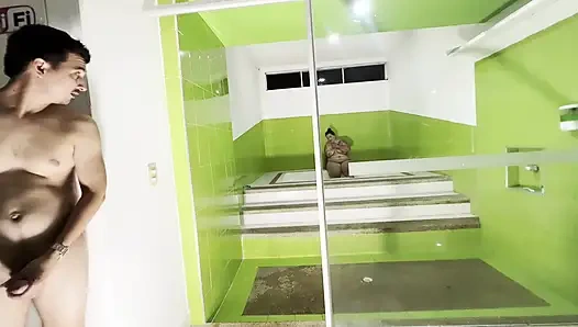 Я вижу свою соседку, пока она в джакузи, и это случилось